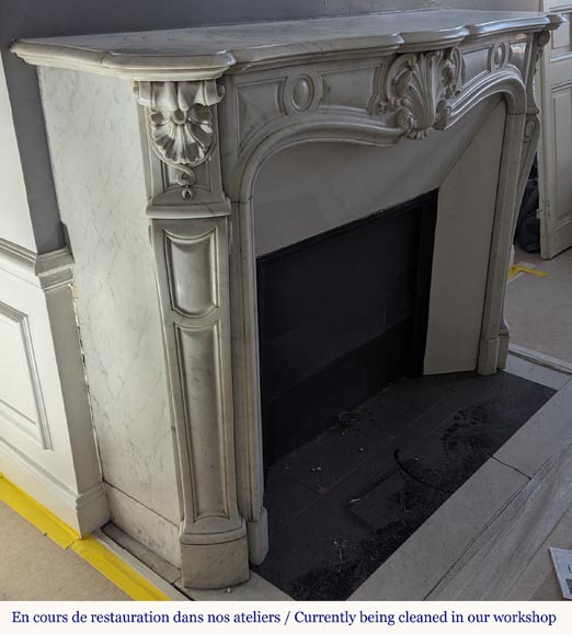 Cheminée de style Louis XV en marbre de Carrare décorée d'une palmette-4