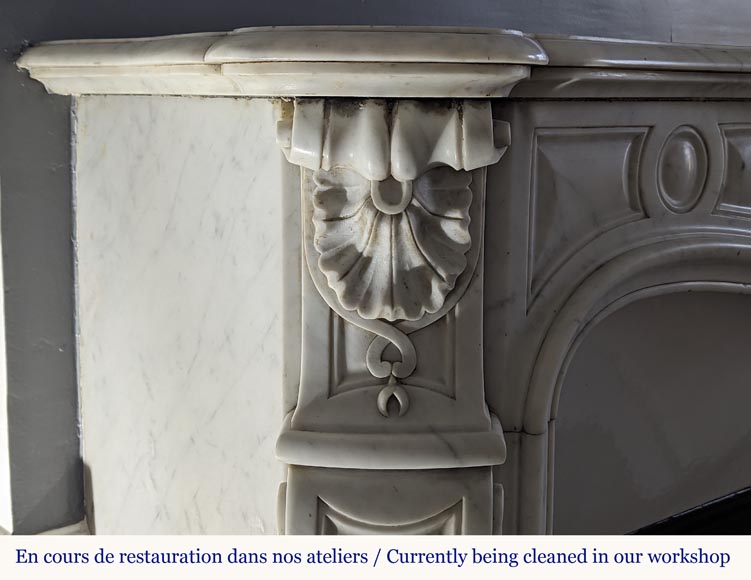 Cheminée de style Louis XV en marbre de Carrare décorée d'une palmette-5