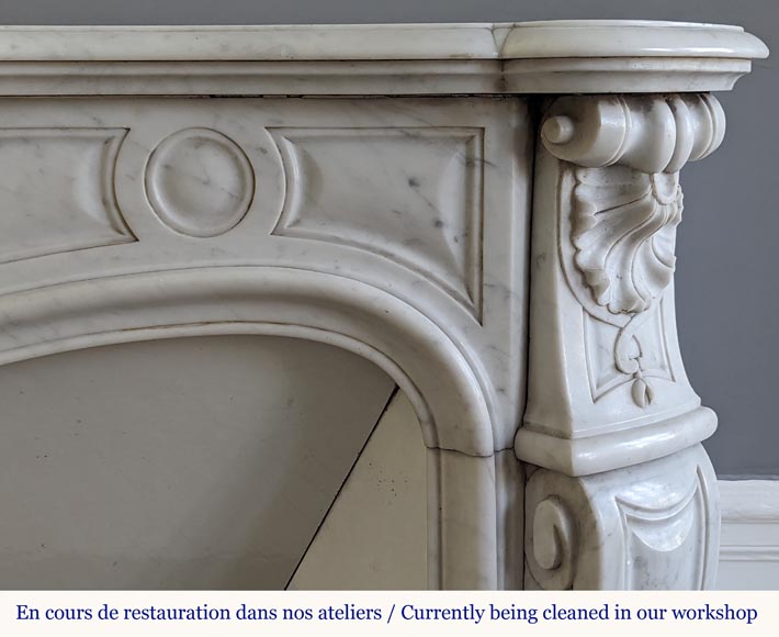 Cheminée de style Louis XV en marbre de Carrare décorée d'une palmette-8