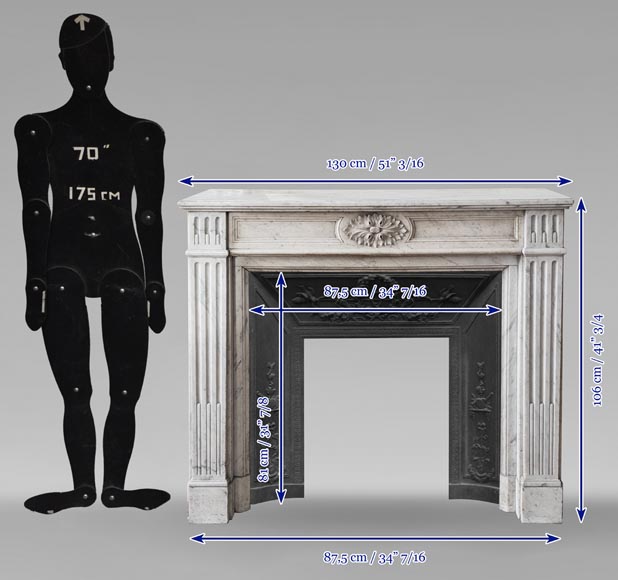Cheminée de style Louis XVI en marbre de Carrare à cannelures rudentées et feuilles d'acanthe-9