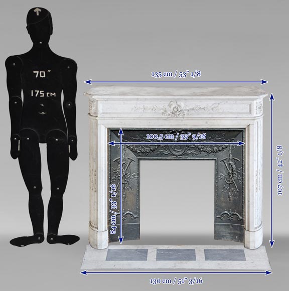 Cheminée arrondie de style Louis XVI en marbre de Carrare ornée d'une couronne de laurier-15