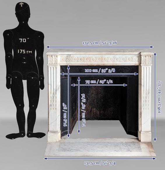 Cheminée de style Louis XVI en marbre statuaire à chapiteaux de pilastres et macarons-11