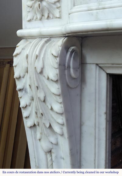 Cheminée de style Louis XVI en marbre de carrare ornée d'une couronne de laurier-7