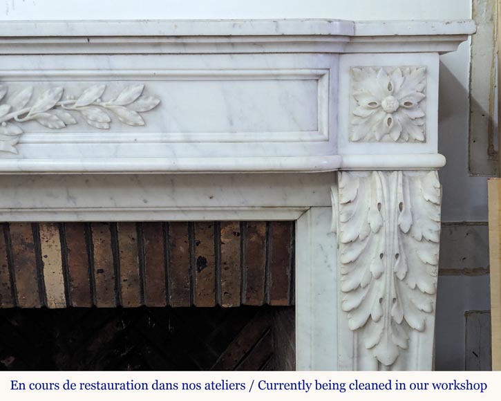 Cheminée de style Louis XVI en marbre de carrare ornée d'une couronne de laurier-10