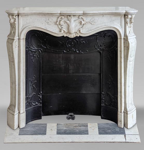 Cheminée de style Louis XV en marbre de Carrare ornée de palmettes-0