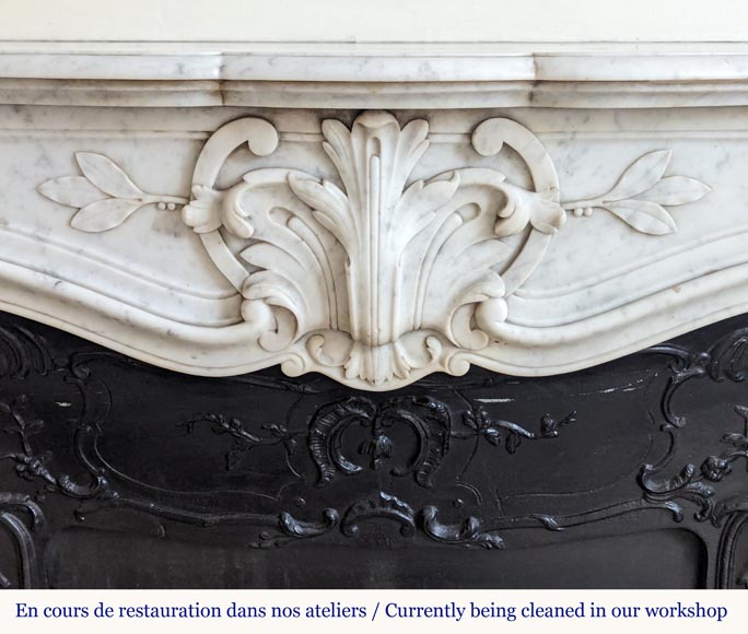 Cheminée de style Louis XV en marbre de Carrare ornée de palmettes-1