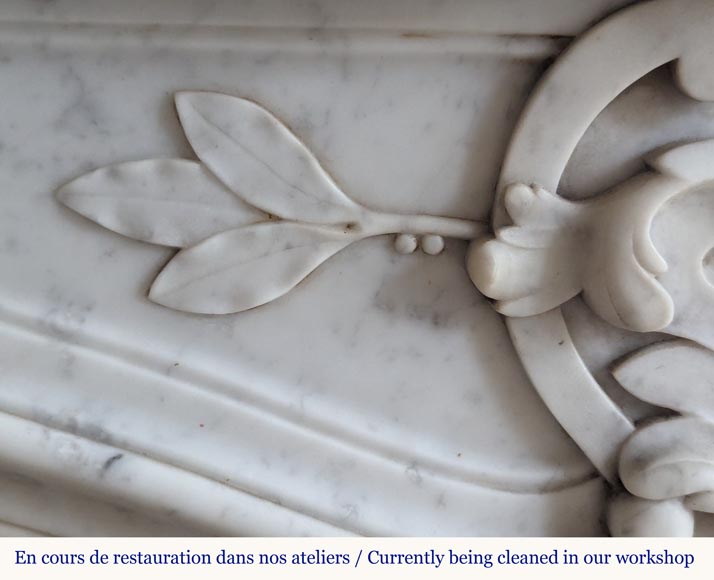 Cheminée de style Louis XV en marbre de Carrare ornée de palmettes-3