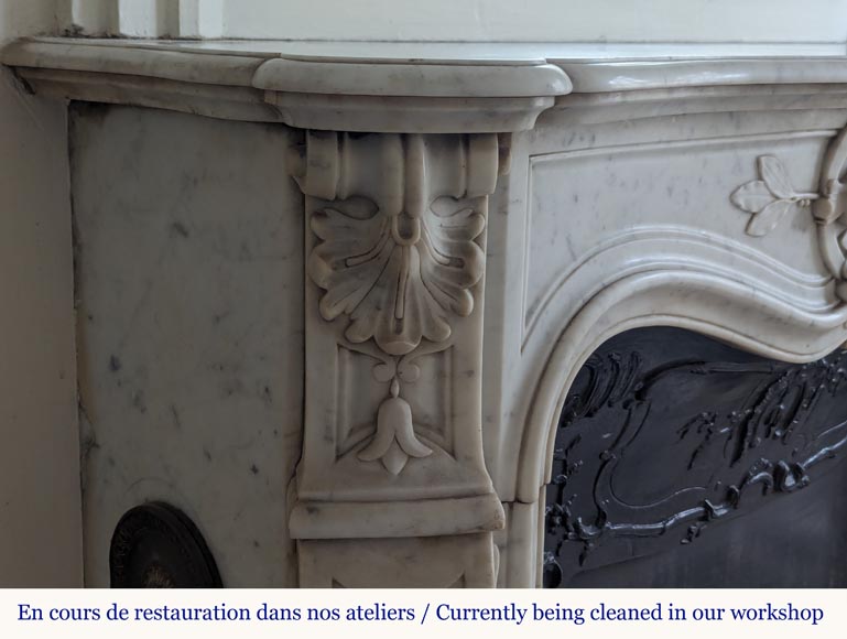 Cheminée de style Louis XV en marbre de Carrare ornée de palmettes-5