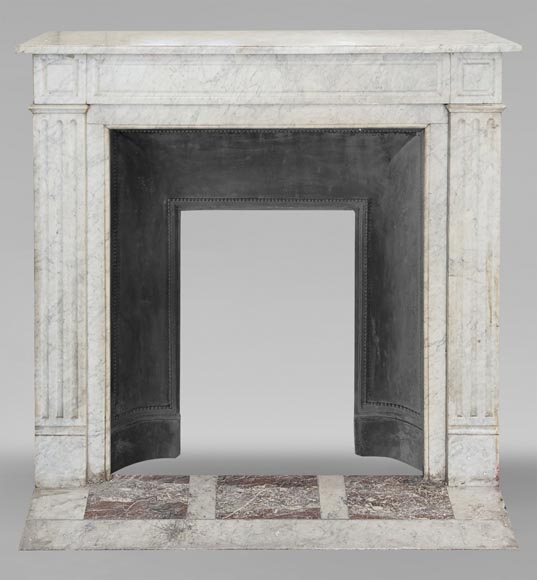 Cheminée de style Louis XVI moulurée en marbre de Carrare-0