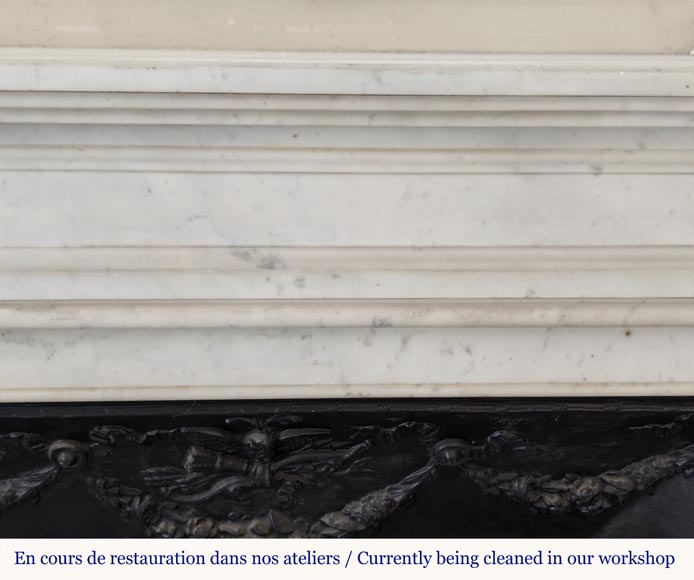 Cheminée de style Louis XVI en marbre de Carrare ornée de rosaces-1