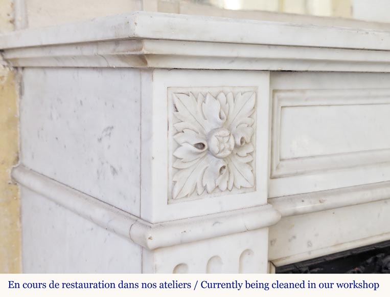 Cheminée de style Louis XVI en marbre de Carrare ornée de rosaces-3