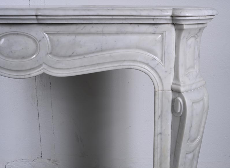 Cheminée de style Louis XV modèle Pompadour en marbre de Carrare-6