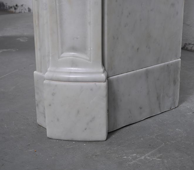 Cheminée de style Louis XV modèle Pompadour en marbre de Carrare-7
