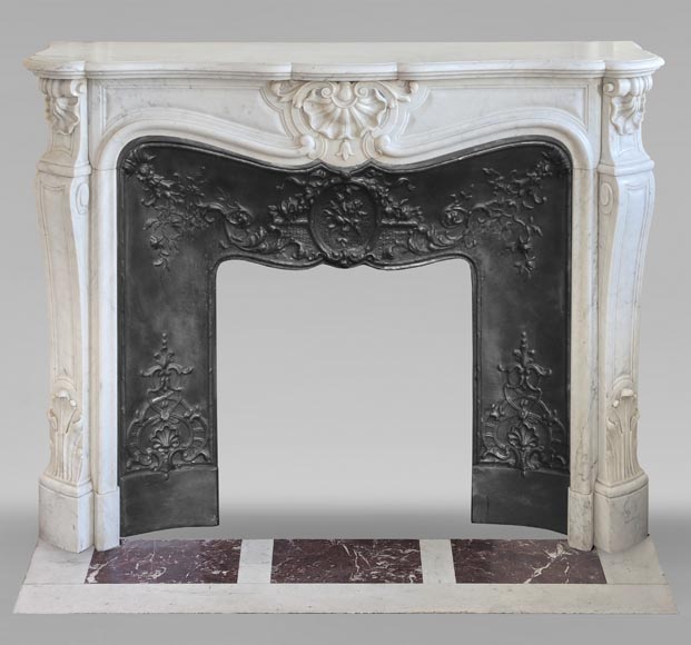 Cheminée de style Louis XV en marbre de Carrare ornée d'une coquille-0