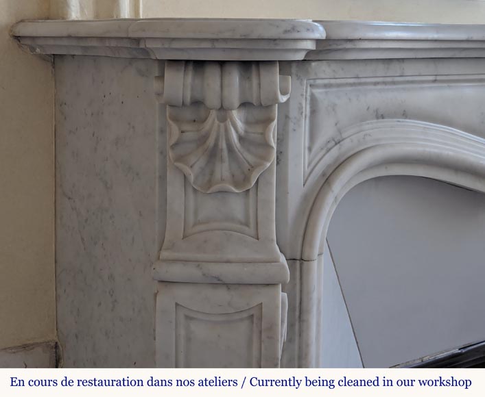 Cheminée de style Louis XV en marbre de Carrare ornée d'une coquille-4