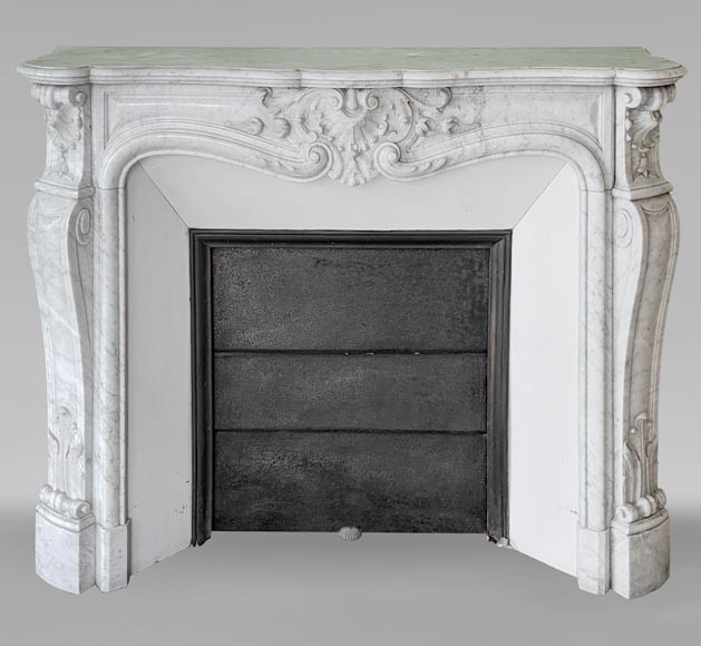 Cheminée de style Louis XV en marbre de Carrare décorée de coquilles feuillagées-0