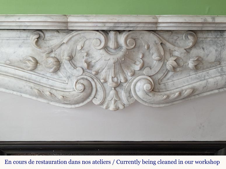 Cheminée de style Louis XV en marbre de Carrare décorée de coquilles feuillagées-1