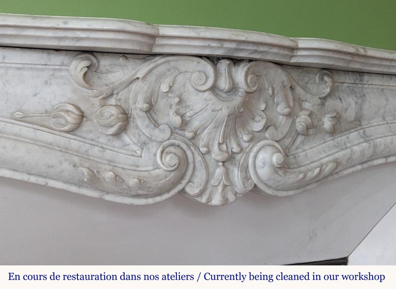 Cheminée de style Louis XV en marbre de Carrare décorée de coquilles feuillagées-2