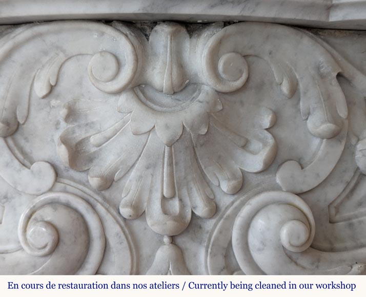 Cheminée de style Louis XV en marbre de Carrare décorée de coquilles feuillagées-3