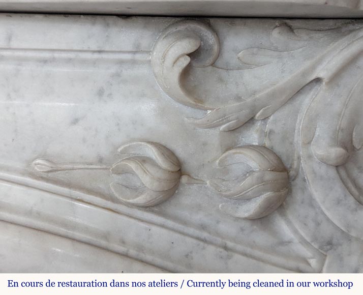 Cheminée de style Louis XV en marbre de Carrare décorée de coquilles feuillagées-4