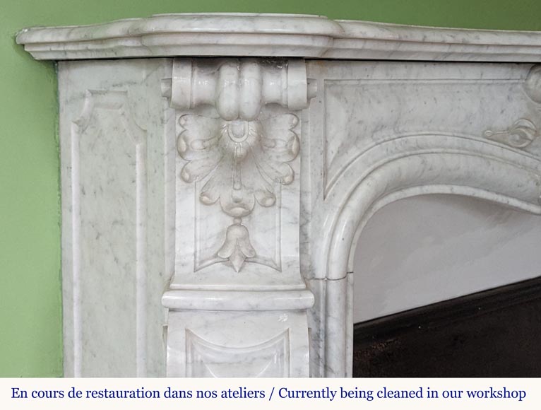Cheminée de style Louis XV en marbre de Carrare décorée de coquilles feuillagées-6