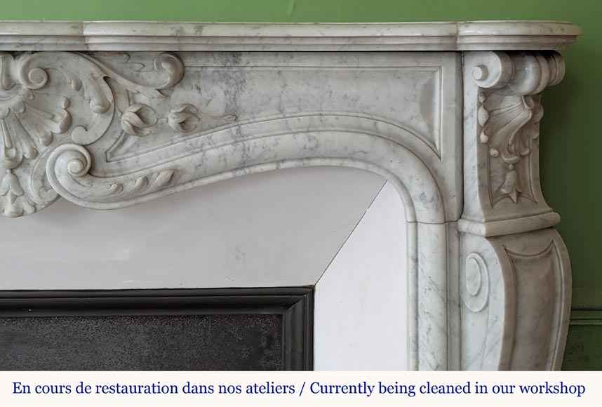 Cheminée de style Louis XV en marbre de Carrare décorée de coquilles feuillagées-9
