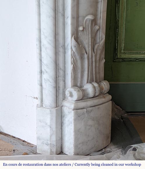 Cheminée de style Louis XV en marbre de Carrare décorée de coquilles feuillagées-10