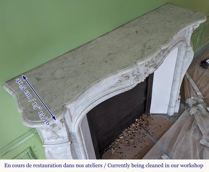 Cheminée de style Louis XV en marbre de Carrare décorée de coquilles feuillagées-11
