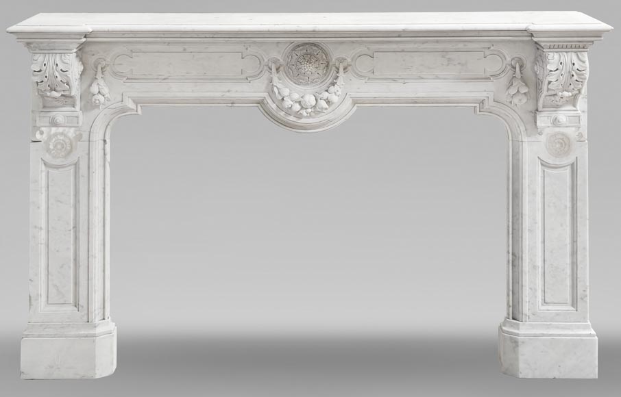 Cheminée de style Napoléon III en marbre de Carrare, décorée d'une frise de fruits-0