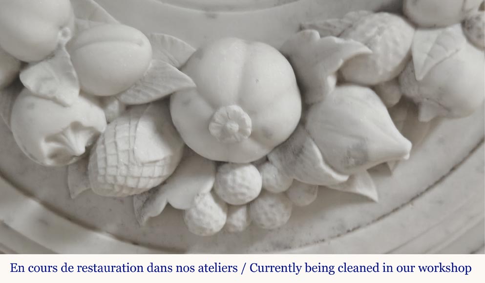 Cheminée de style Napoléon III en marbre de Carrare, décorée d'une frise de fruits-2