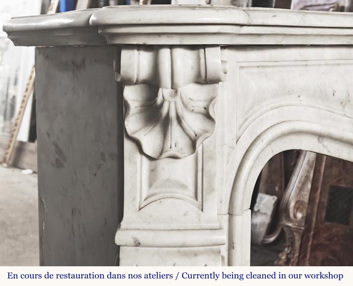 Cheminée de style Louis XV à trois coquilles, en marbre de Carrare Cheminée de style Louis XV à trois coquilles, en marbre de Carrare-4