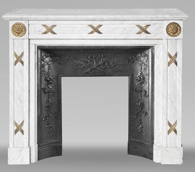 Cheminée de style Louis XVI en marbre de Carrare et bronze-0