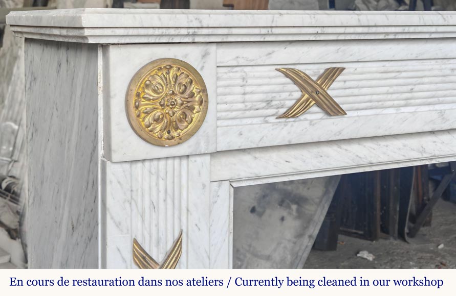Cheminée de style Louis XVI en marbre de Carrare et bronze-3