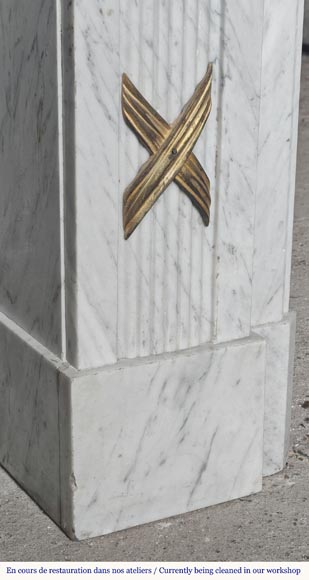 Cheminée de style Louis XVI en marbre de Carrare et bronze-4