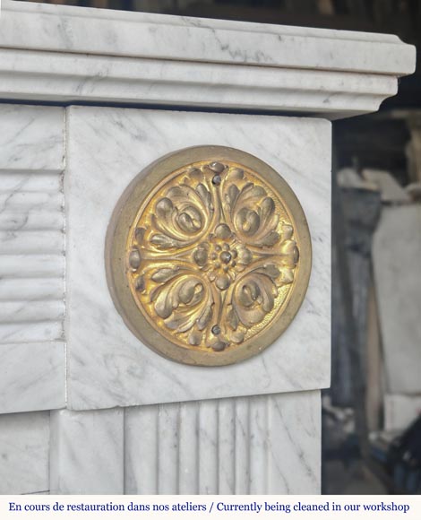 Cheminée de style Louis XVI en marbre de Carrare et bronze-7