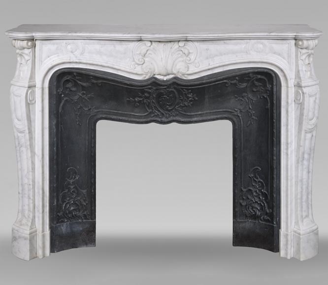 Cheminée de style Louis XV en marbre de Carrare ornée d'une palmette-0