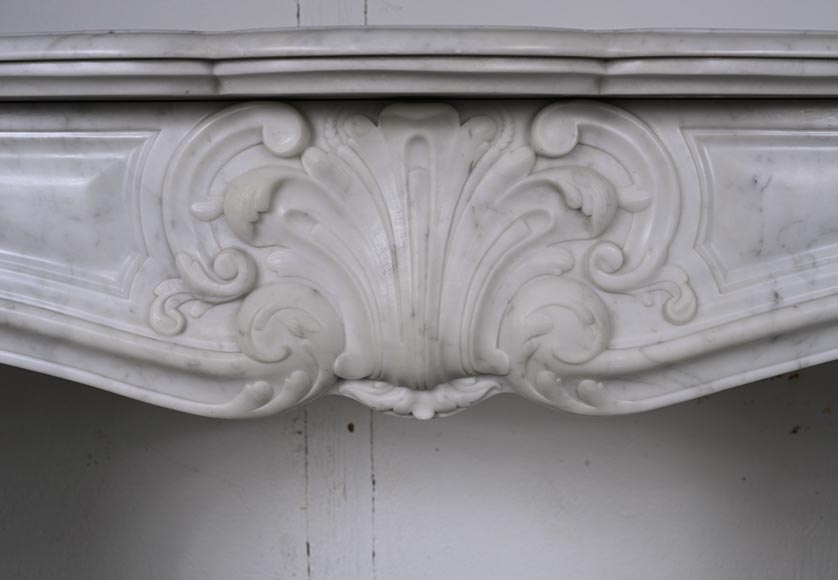 Cheminée de style Louis XV en marbre de Carrare ornée d'une palmette-1