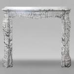 Cheminée de style Louis XV modèle Pompadour, gallbée, en marbre bleu fleuri