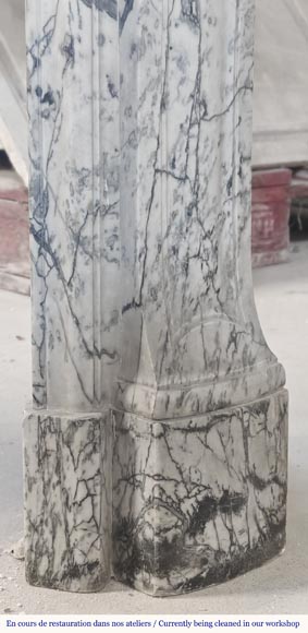 Cheminée de style Louis XV modèle Pompadour, gallbée, en marbre bleu fleuri-7