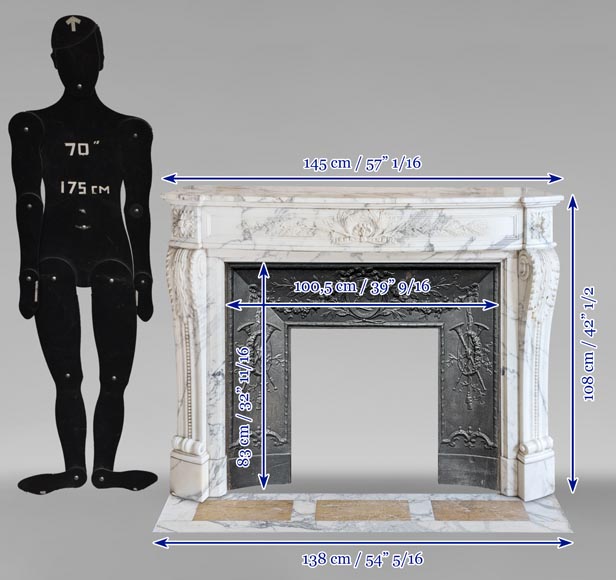 Cheminée de style Louis XVI galbée en marbre Arabescato décorée d'une couronne de laurier-11