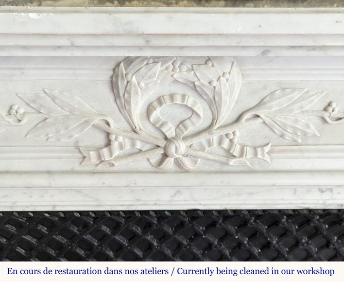 Cheminée de style Louis XVI en marbre de Carrare décorée d'une couronne de laurier-1