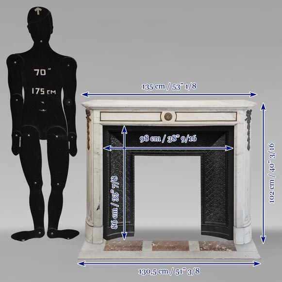 Cheminée de style Louis XVI à coins arrondis en marbre statuaire décorée de bronze-10