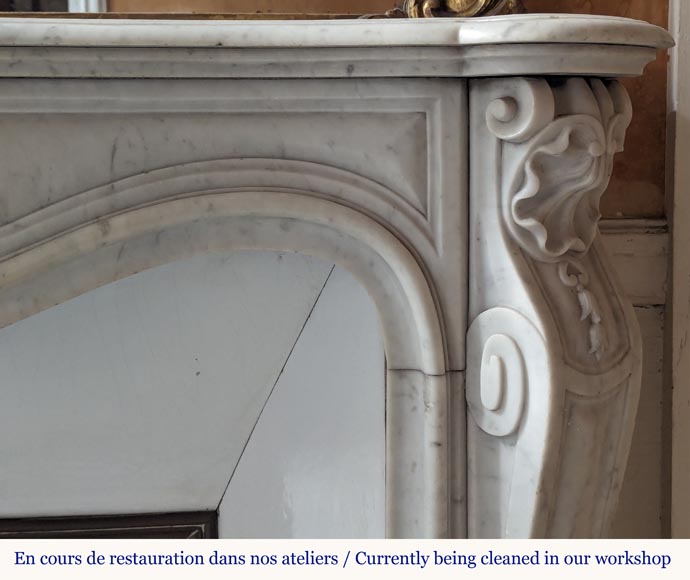 Cheminée de style Louis XV ornée d'une palmette en marbre de Carrare-7