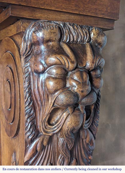 Cheminée de style Neo Renaissance sculptée en bois de noyer ornée de muffles et de pattes de lion-11