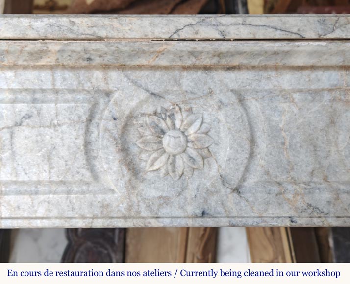 Cheminée de style Louis XVI à coins arrondis et fleur de tournesol sculptée en marbre cristalin-1