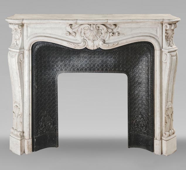 Cheminée de style Louis XV en marbre de Carrare ornée d'une palmette finement sculptée-0