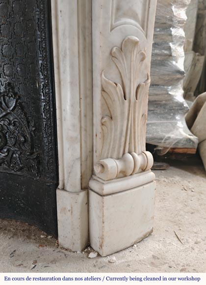 Cheminée de style Louis XV en marbre de Carrare ornée d'une palmette finement sculptée-12