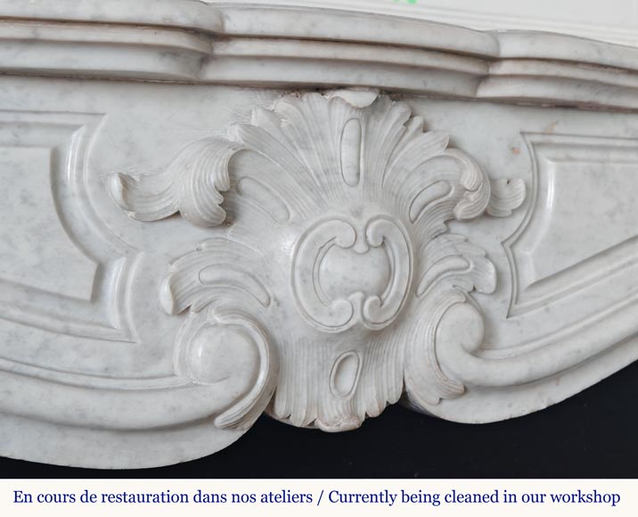 Cheminée de style Louis XV en marbre de Carrare décorée d'une palmette-2