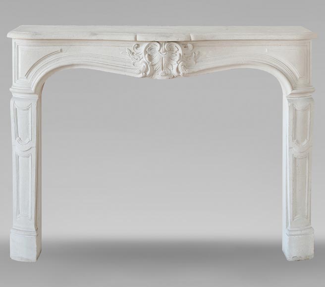 Cheminée de style Louis XV en pierre décorée d'une palmette-0