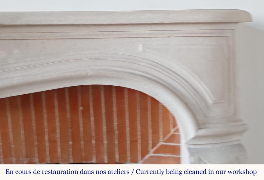 Cheminée de style Louis XV en pierre décorée d'une palmette-7